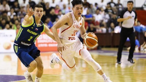 中国男篮蓝队62-97加拿大：吴前轰27分杜锋遭驱逐，年轻代价换一节课