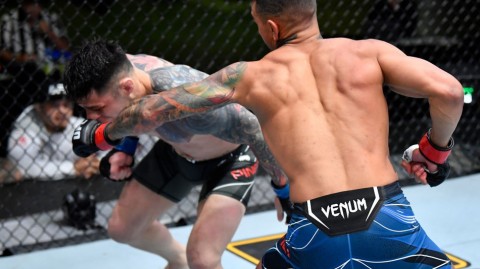 UFC八角笼中的意外结局：菲利与皮内达因插眼终止的无结果之战