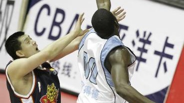 广西老表家门口搏命！12月04日CBA俱乐部杯南宁赛区这场球，看得我嗓子都喊哑了