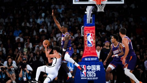 标题观察  NBA最“蛋疼”的瞬间：当巨星要害被击中，这不仅是男人的痛